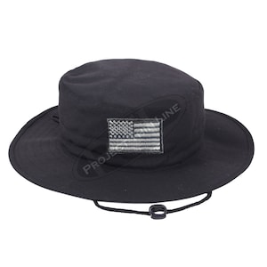 Peut inclure: Un chapeau boonie noir avec un petit patch du drapeau américain sur le devant. Le chapeau a un cordon de serrage.
