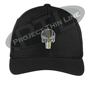 Op de afbeelding: Zwarte baseballpet met een gele dunne Amerikaanse vlag Punisher-schedel afbeelding. De tekst "Project Thin Line" is op de pet gedrukt.