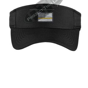 Op de afbeelding: Zwarte visor met een dunne gele streep Amerikaanse vlag patch. De patch heeft de tekst "Project Thin Line" erboven.