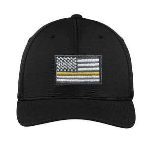 Op de afbeelding: Zwarte baseballpet met een geborduurde Amerikaanse vlag met een gele streep in het midden.