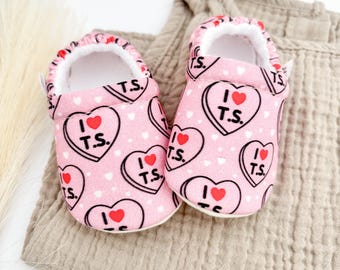 SWIFTIE Baby Booties: Pink Hearts, Soft Sole Moccasins