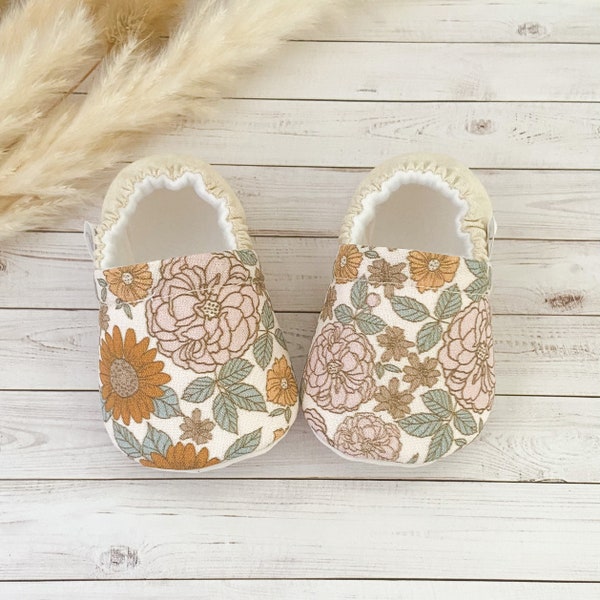 RETRO FLORAL baby booties, slippers, crib shoes, soft sole, moccasins, baby shoes