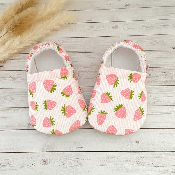 STRAWBERRY baby booties, slippers, crib shoes, soft sole, moccasins, baby shoes, vegan baby shoes