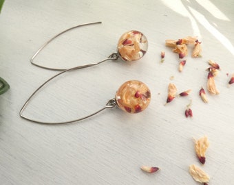 Stainless steel earring, flowers of "Salmon Pink Broom", poured into the resin. Elegant jewelry, ideal gift for mom.