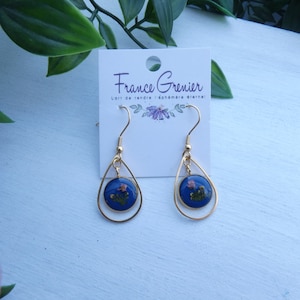 Brincos de aço inoxidável / cabochão com flores de ouro verdadeiro em fundo de resina azul coberto com resina