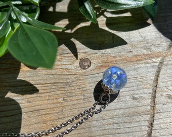 Pendant dried flowers "Myosotis" 13 mm sphere and resin . Ideal gift for a loved one