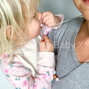 Metalic Personalized Soft Silicone Necklace perfect for breastfeeding mothers, very stylish with different textures has a safety clasp