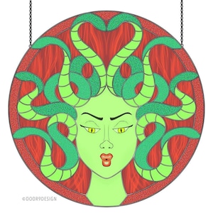 Könnte beinhalten: Ein Buntglasfenster, das Medusa darstellt, eine mythische griechische Figur mit Schlangenhaaren. Ihr Gesicht ist grün mit gelben Augen und roten Lippen. Der Hintergrund ist rot mit einem wirbelnden Muster.