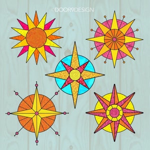 Puede incluir: Cinco adornos coloridos en forma de estrella con un diseño geométrico. Las estrellas son en tonos de amarillo, naranja, rosa, rojo y azul. Los adornos tienen un aspecto de vitral.