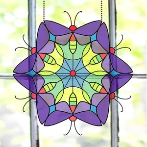 Può includere: Una finestra in vetro colorato appesa presenta un design di mandala colorato con farfalle viola, accenti gialli e verdi e un centro rosso.