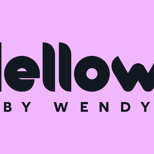Puede incluir: Logotipo en blanco y negro con el texto "Mellows by Wendy" sobre un fondo morado claro.