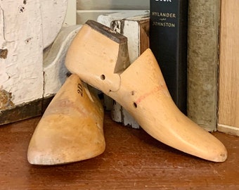 Schoenen Inlegzolen & Accessoires Schoenenrekken Antique Pair of Wooden Cobbler Shoe Forms Display 