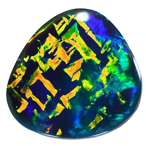 Könnte beinhalten: Ein polierter, oval geformter Opal-Edelstein. Der Stein hat eine dunkelblaue Grundfarbe mit leuchtenden grünen, gelben und orangenen Blitzen. Das Muster ähnelt einem Netzwerk aus eckigen Formen.