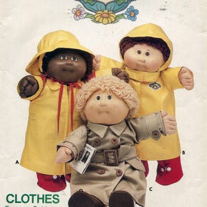 Può includere: Un cartamodello per vestiti di Cabbage Patch Kids. Il cartamodello include istruzioni per realizzare un impermeabile giallo, un trench marrone e pantaloni rossi. Il numero del cartamodello è 3152.
