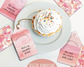 Könnte beinhalten: Set mit 12 rosa und weißen Geschenkanhängern mit Aquarellherzen und aufmunternden Botschaften. Die Anhänger zeigen Sätze wie "Du hast einen tollen Humor!" und "Du bist ein unglaublicher Freund!"