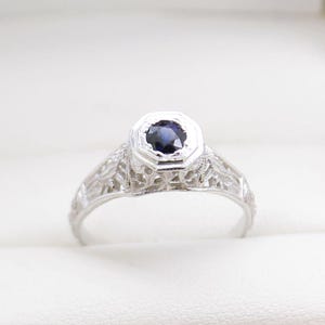 Anello di fidanzamento vintage con zaffiro in filigrana / Vintage Times