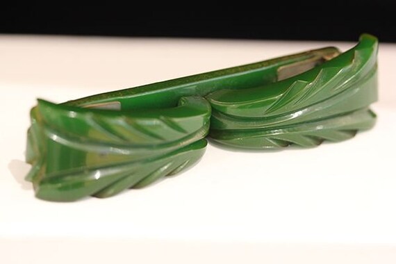 Beautiful Art Deco era carved Bakelite brooch/sca… - image 1