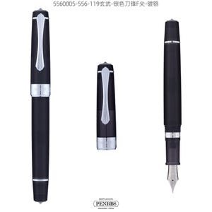 Könnte beinhalten: Ein schwarzer Füllfederhalter mit silbernen Akzenten, einer silbernen Feder und einer Kappe. Der Stift wird zerlegt dargestellt, mit vom Körper getrennter Kappe. Der Stift trägt den Text "PENBBS" und "EST.2005 SHANGHAI CHINA".