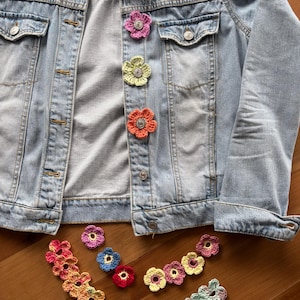 Conjunto de 5 flores tejidas a crochet para chaqueta o blusa vaquera, aptas para adultos o niños.
