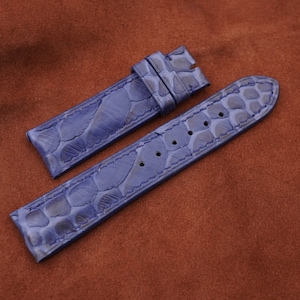 Puede incluir: Dos correas de reloj de cuero azul con un patrón texturizado. Las correas están hechas de piel de lagarto genuina.