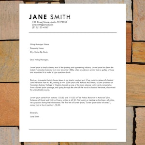 Puede incluir: Una plantilla de curr&iacute;culum formal en blanco y negro. El curr&iacute;culum es para Jane Smith, quien proporciona sus datos de contacto y una breve descripci&oacute;n general de su experiencia laboral.