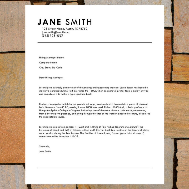 Puede incluir: Una plantilla de curr&iacute;culum formal en blanco y negro. El curr&iacute;culum es para Jane Smith, quien proporciona sus datos de contacto y una breve descripci&oacute;n general de su experiencia laboral.