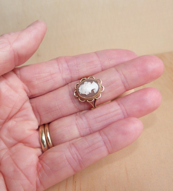 Vintage Solid 9ct Gold Shell Cameo Ring, Size 8.5 - image 10