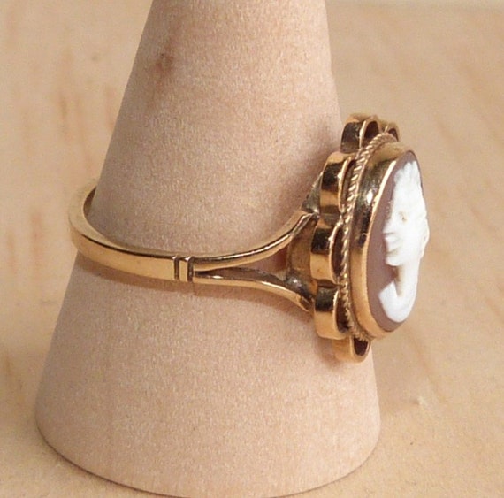 Vintage Solid 9ct Gold Shell Cameo Ring, Size 8.5 - image 5