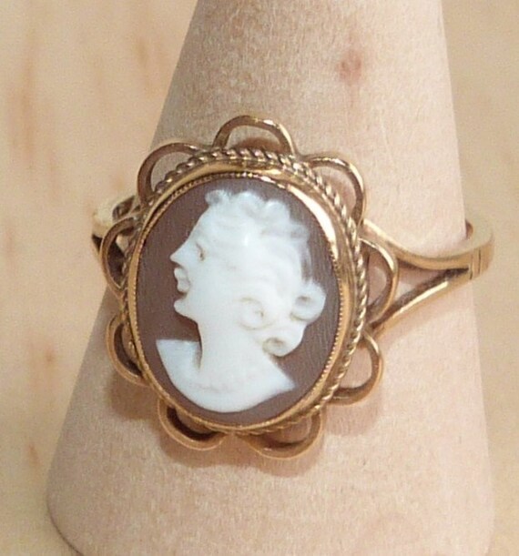 Vintage Solid 9ct Gold Shell Cameo Ring, Size 8.5 - image 2