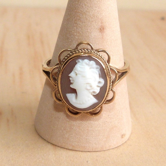 Vintage Solid 9ct Gold Shell Cameo Ring, Size 8.5 - image 4