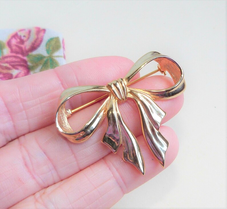 Vintage Bow Brooch vintage gold heart 1980s fashion accessories at gathermevintage