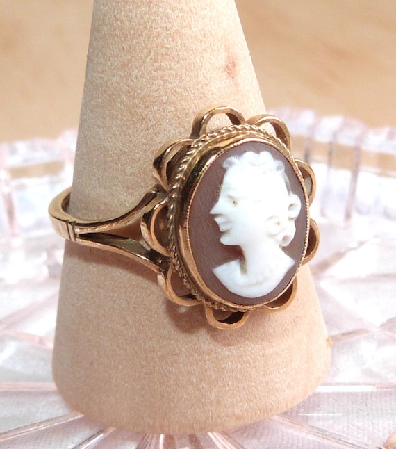 Vintage Solid 9ct Gold Shell Cameo Ring, Size 8.5 - image 1