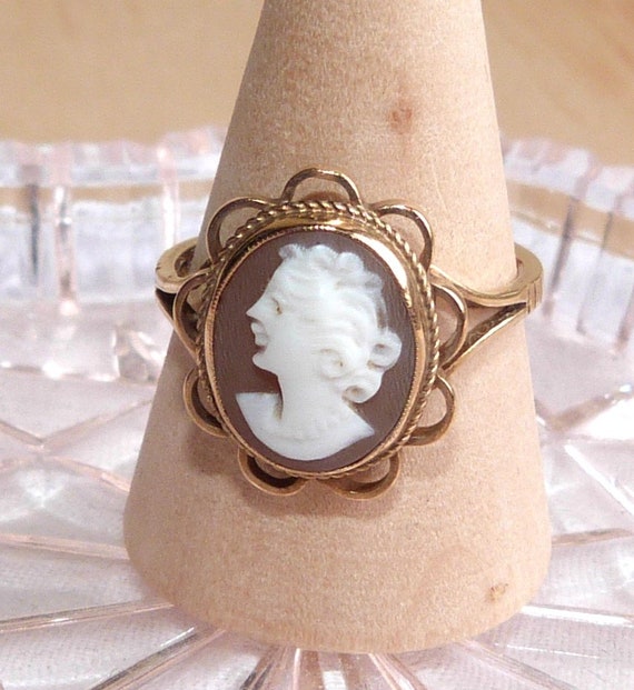 Vintage Solid 9ct Gold Shell Cameo Ring, Size 8.5 - image 3