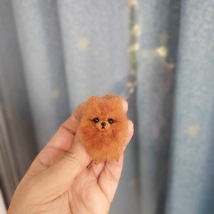 Mascota de casa Barbie en miniatura de perro Pomerania hecha a mano con fieltro de aguja