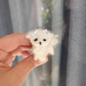 OOAK maison de poupée miniature feutrée à l&#39;aiguille pour chiot/chien maltais