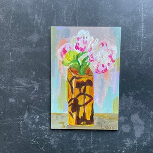 Może przedstawiać: Malowidło przedstawiające bukiet różowych i białych kwiatów w brązowym i żółtym wazonie z geometrycznym wzorem. Tło stanowi jasnoniebieski i różowy abstrakcyjny wzór.