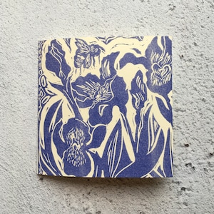 Carte de voeux iris, carte de voeux florale à imprimé lino, carte d'anniversaire botanique vierge, carte de fleurs, carte à fleurs bleues