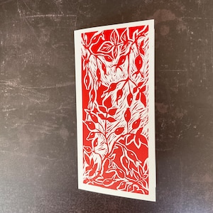 Rosa Mosqueta, Tarjeta de Rosa Mosqueta Roja, Tarjeta Hecha a Mano, Tarjeta Impresa a Mano, Tarjeta Linograbado, Tarjeta de Frutos Rojos, Tarjeta de Cosecha, Tarjeta de Otoño, Tarjeta para Otoño.