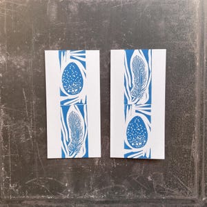 Carte de Pâques, carte de Pâques imprimée à la main, cartes imprimées linogravure oeuf et plume pour Pâques.