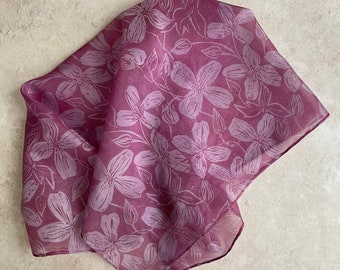 Sciarpa di seta Clematis, sciarpa quadrata di seta, sciarpa di seta stampata a mano, sciarpa di seta Clematis linocut, sciarpa botanica, sciarpa di seta rosa floreale.