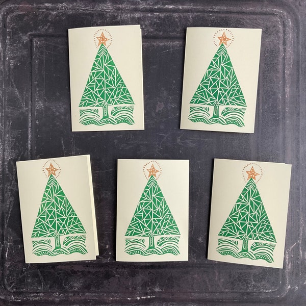 Tarjeta de árbol de Navidad Art Déco en verde Viridan, tarjeta de felicitación con estampado Lino impreso a mano, tarjeta de pino de invierno en verde vintage.