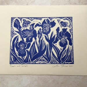 Irissen en hommelprint, handgedrukte linoprint, blauwe botanische bloemenprint. Op de natuur geïnspireerde muurkunst, bijenprint