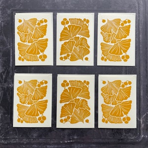 Tarjeta de linograbado con hojas de ginkgo, impresión en linograbado, tarjeta de felicitación botánica con hojas de ginkgo amarillas, tarjeta de bodas de oro, tarjeta con impresión de hojas hecha a mano.