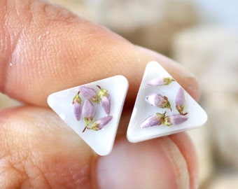 Boucles d’oreilles à clous de fleurs avec de la vraie bruyère pourpre en résine eco epxyd, toutes les pièces métalliques en acier inoxydable, plates et triangulaires, 10 mm