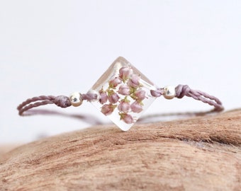 dainty flower bracelet with real purple heather blossoms in eco epoxy resin and lilac macrame string, size adjustable