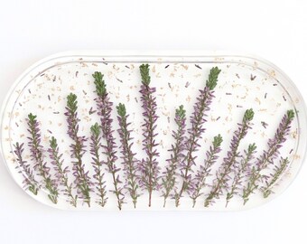 Plat à bijoux en fleurs/plat à bagues/plat à savon/étagère polyvalente avec de vraies bruyères violettes et flocons de feuilles d'or en résine époxy, transparent