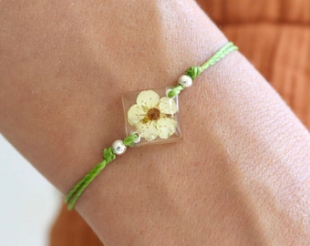 dainty flower bracelet with real flower in eco epoxy resin and green macrame string, size adjustable