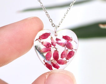 Collier fleur : pendentif coeur avec véritable bruyère rose en résine époxy, chaîne en acier inoxydable réglable en longueur