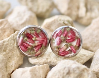 flower stud earrings with real heather blossoms in epoxy resin, white background, stainless steel, round, 12 mm