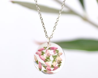 Flower Necklace: round pendant with real light pink heather in transparent epoxy resin, 1.4 cm, stainless steel chain, adjustable length